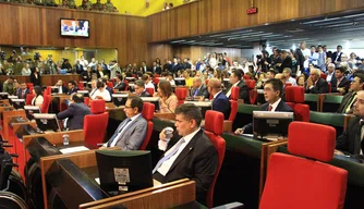 Deputados estaduais tomam posse na Assembleia Legislativa.