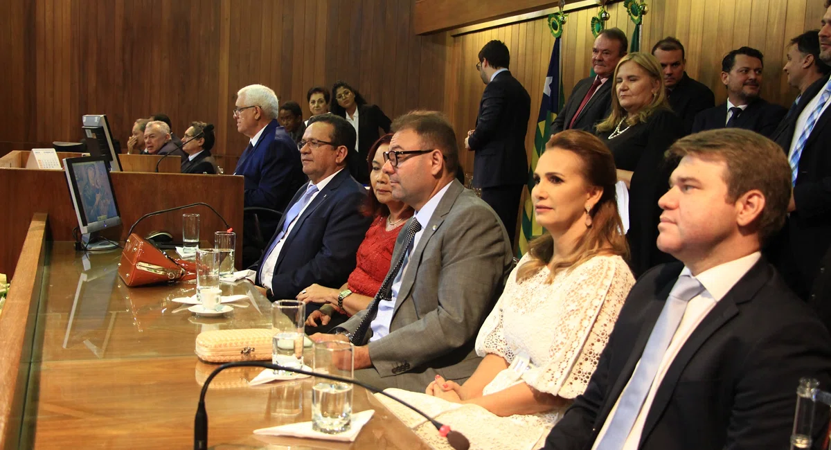 Mesa de honra da cerimônia de posse dos deputados estaduais.