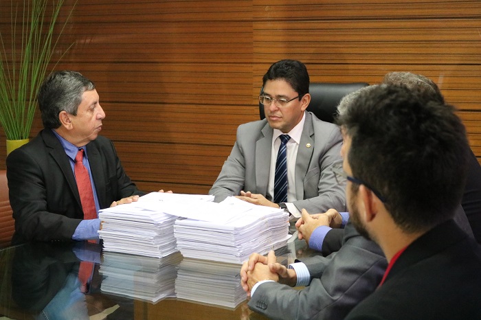 Representantes do Creci em reunião com Cleandro Moura.