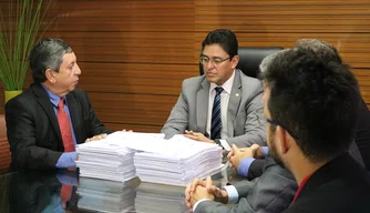 Representantes do Creci em reunião com Cleandro Moura.