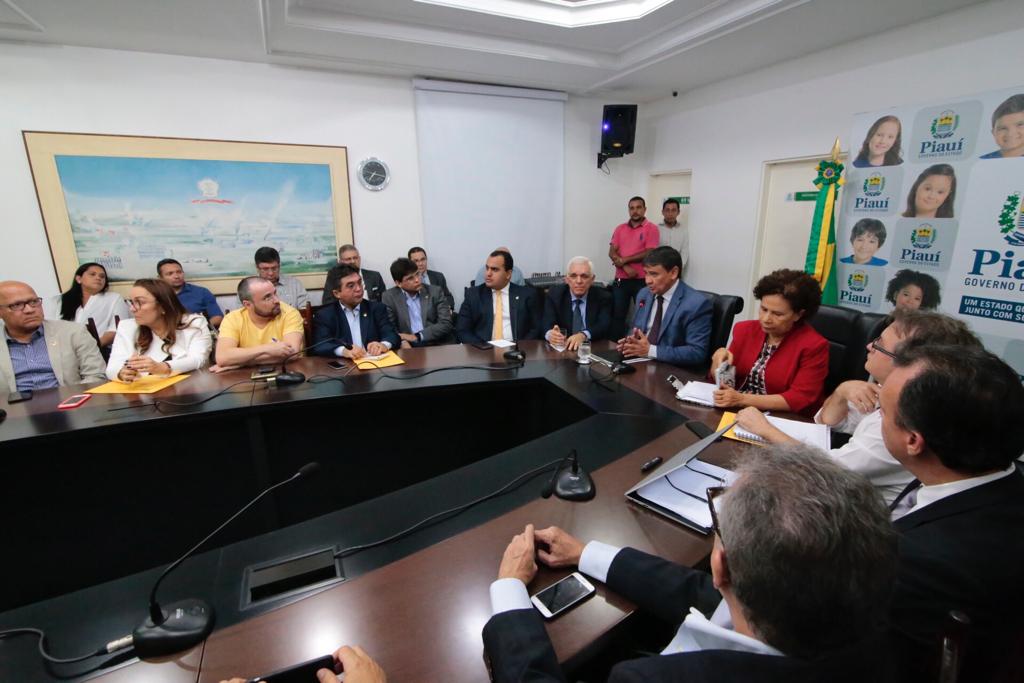 A reunião aconteceu na noite desta segunda-feira (11).