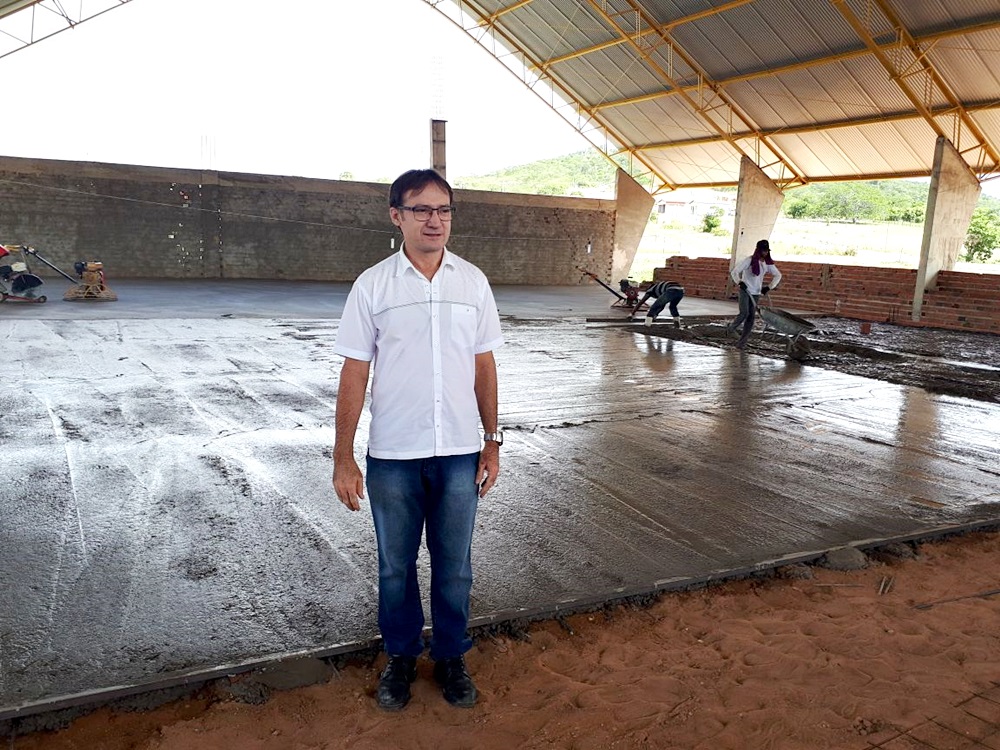 Chico Carvalho em visita às construções, no ano passado.