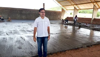 Chico Carvalho em visita às construções, no ano passado.