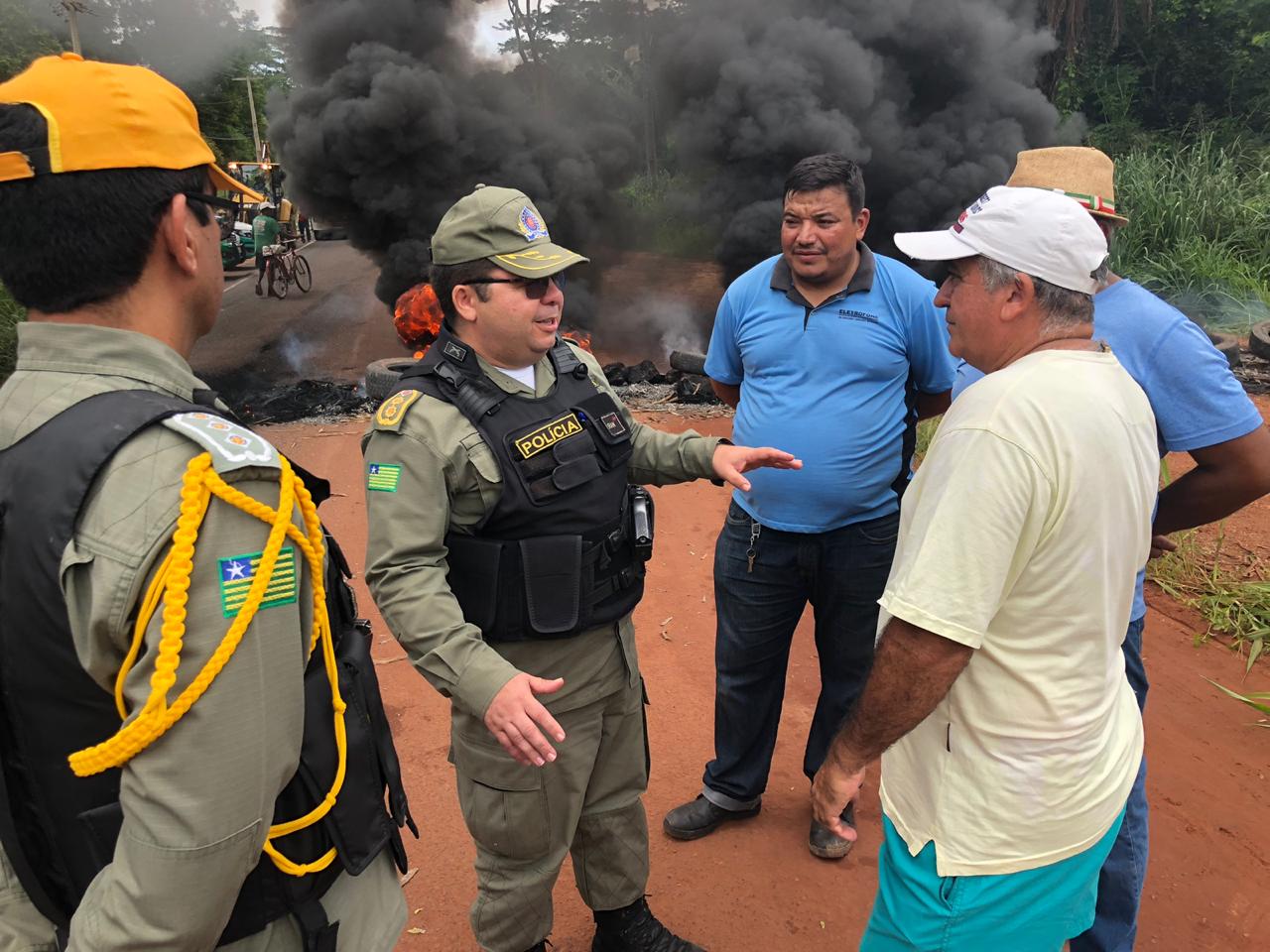 A Polícia Militar esteve acompanhando as manifestações no bairro Socopo.