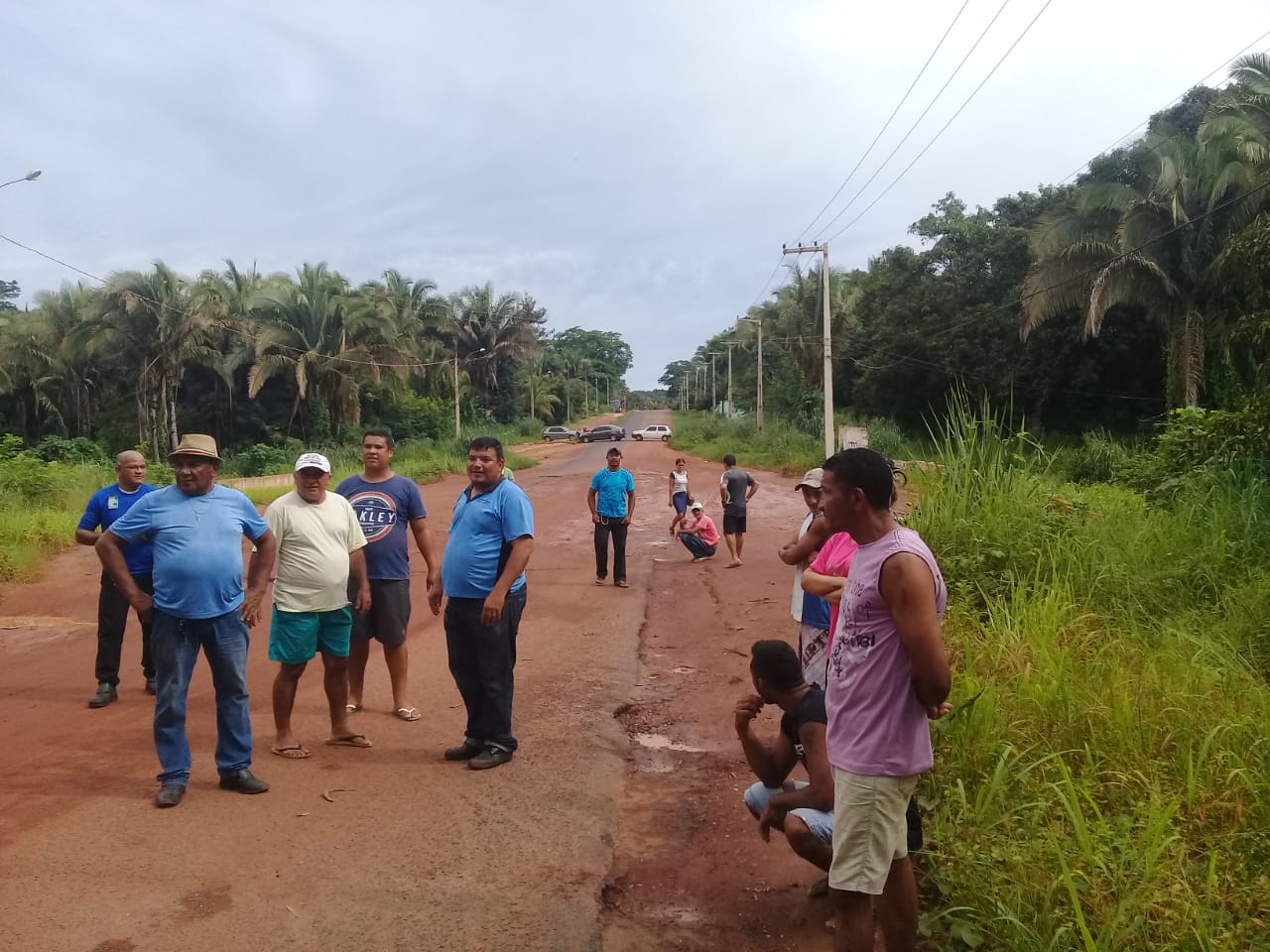 Manifestantes protestam contra paralisação da obra de duplicação da PI-112.