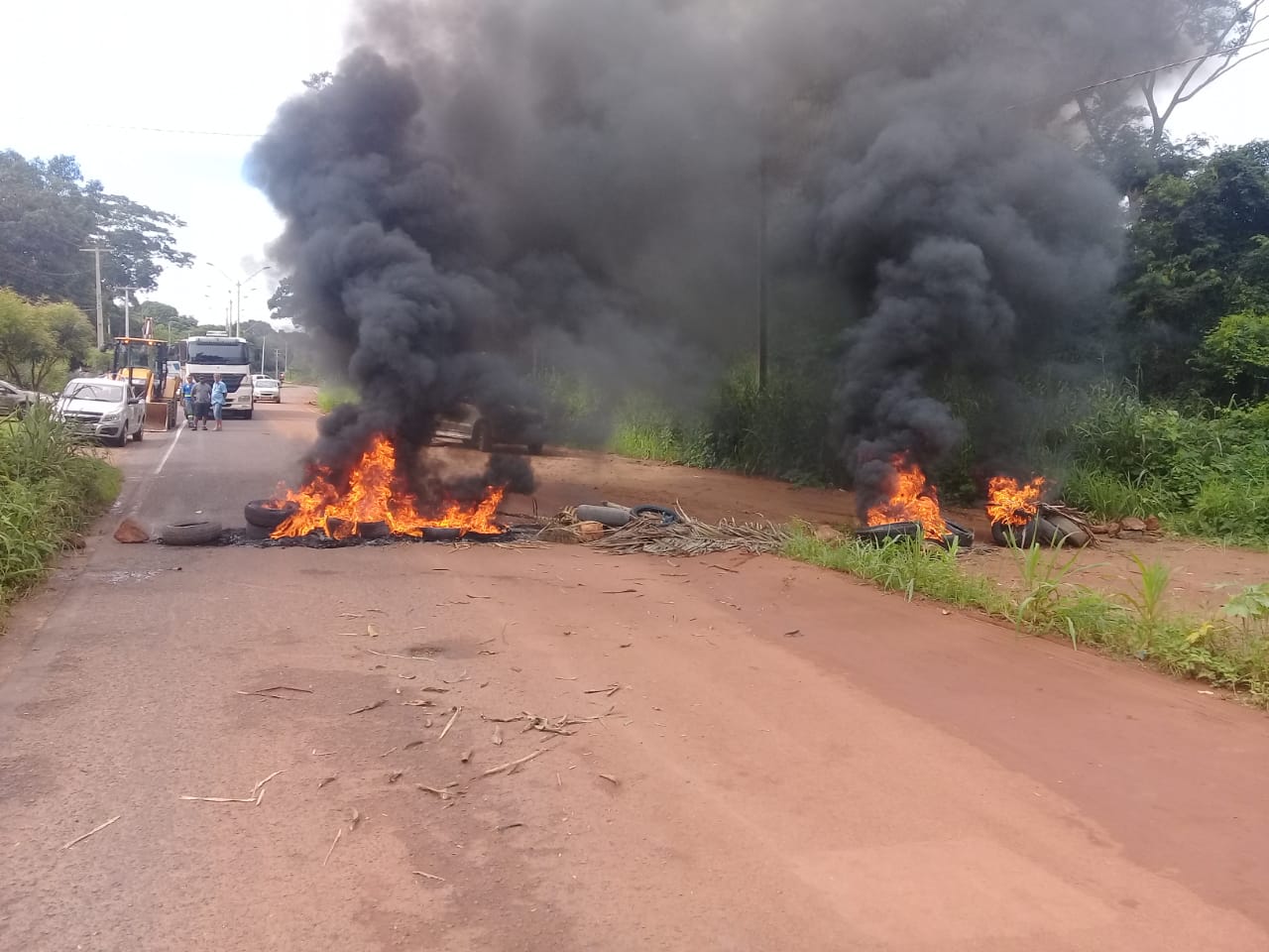 Moradores do bairro Socopo interditam PI-112 em protesto por obra inacabada.