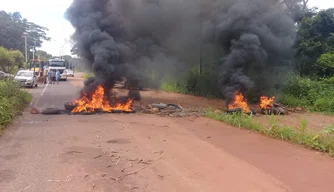 Moradores do bairro Socopo interditam PI-112 em protesto por obra inacabada.