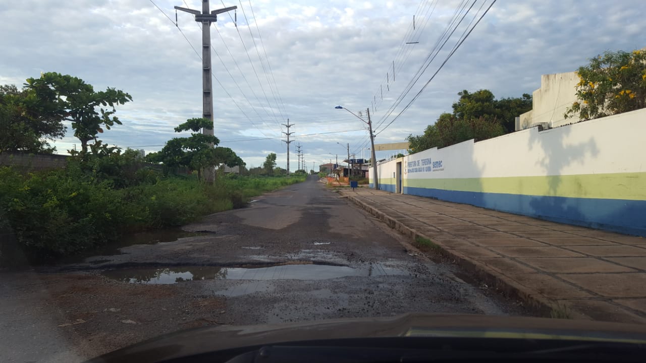 O buraco na avenida Jânio Quadros tem causado transtornos a população