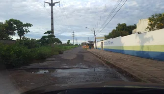 O buraco na Avenida Jânio Quadros tem causado transtornos à população.