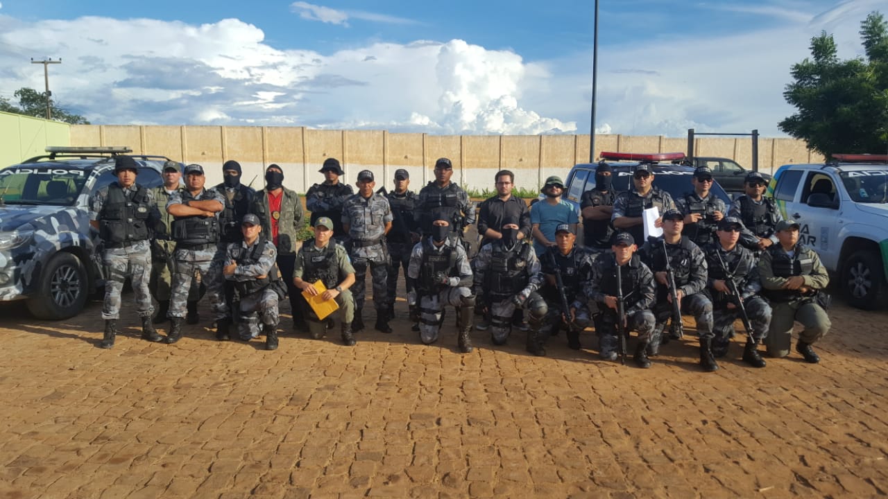 Policiais cumpriram os mandados em residências do bairro.