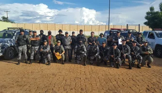 Policiais cumpriram os mandados em residências do bairro.