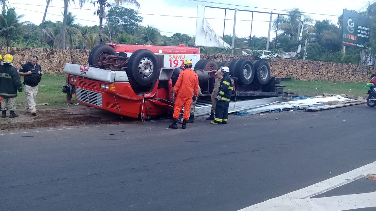 Parte superior do veículo ficou bastante destruída.