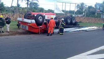 Parte superior do veículo ficou bastante destruída.