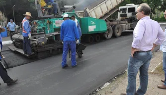 Obra de pavimentação asfáltica em rua de Teresina.