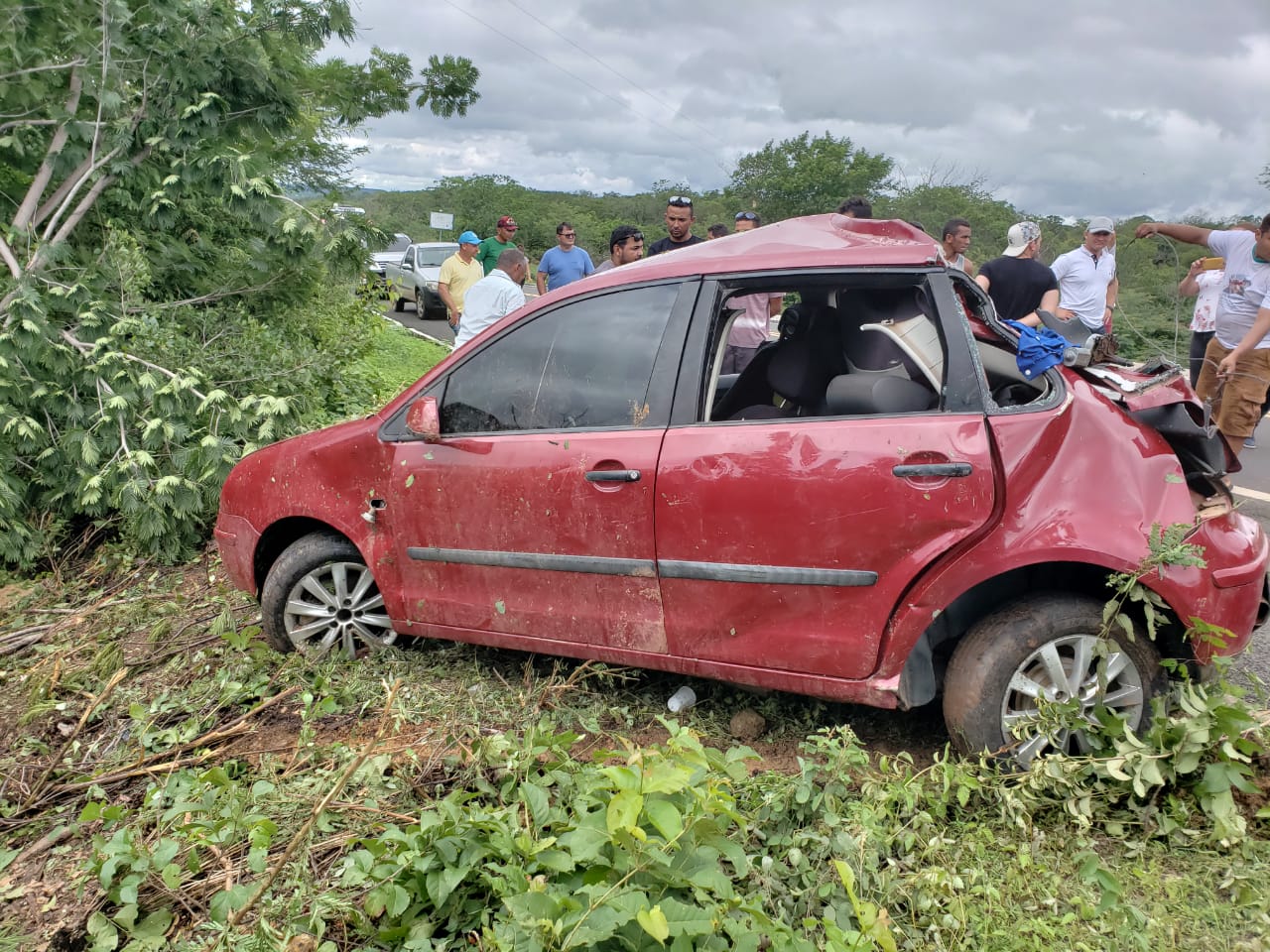 O carro parou no sentido contrário da pista.