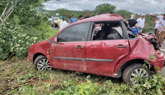 O carro parou no sentido contrário da pista.