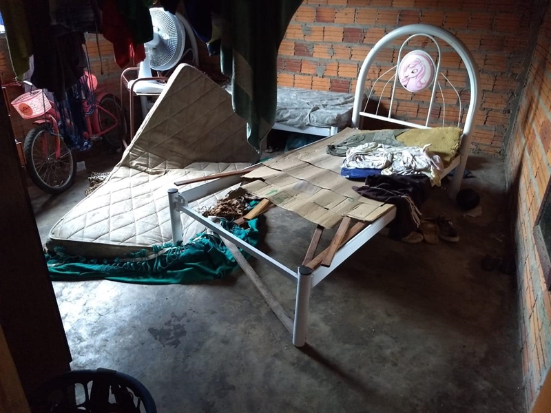 Danos materiais causados pelo acusado em uma residência.