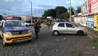 Agentes da Guarda Municipal recuperaram o veículo roubado no bairro Dirceu Arcoverde.