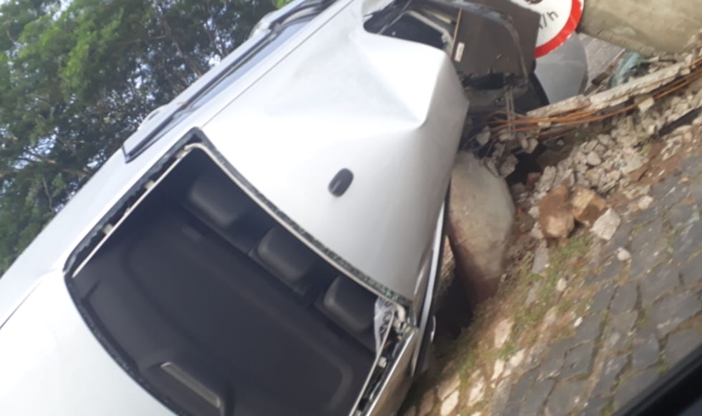 Carro capotou na Avenida Raul Lopes, na zona Leste de Teresina.