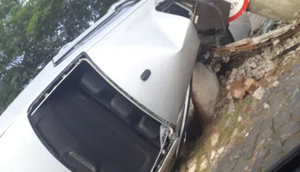 Carro capotou na Avenida Raul Lopes, na zona Leste de Teresina.