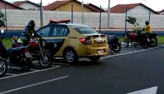 Veículo da Strans estacionado em local exclusivo para motocicletas.