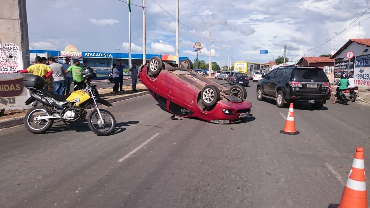 Carro capotou na Avenida principal do Dirceu