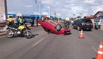 Carro capotou na Avenida principal do Dirceu