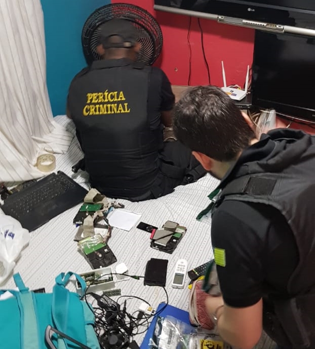 A Polícia Civil cumpriu mandados de busca e apreensão na Operação Luz da Infância.