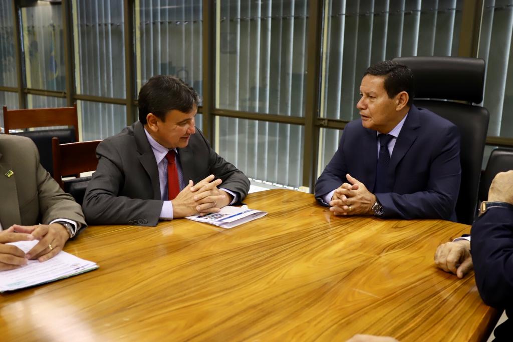 Wellington Dias em reunião com o vice-presidente da República, Hamilton Mourão.