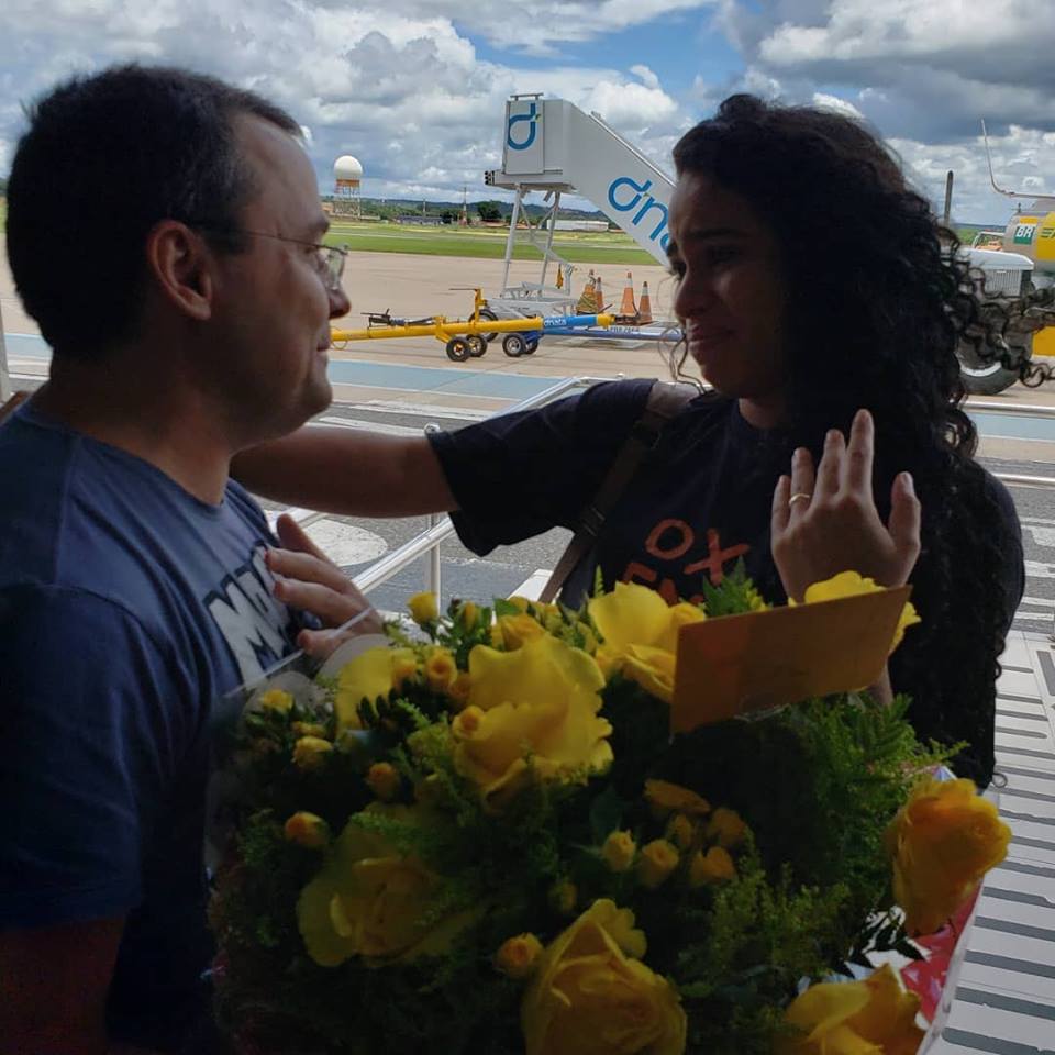 Elana chora ao receber as flores do deputado.