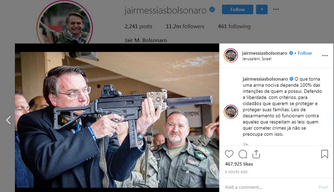 O presidente Jair Bolsonaro publicou uma fotografia onde posa com uma arma de uso militar.