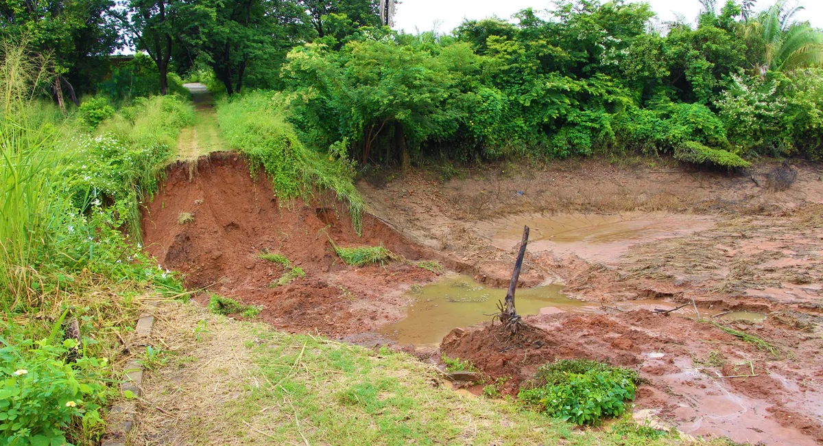 Barragem destruídas ela força da água