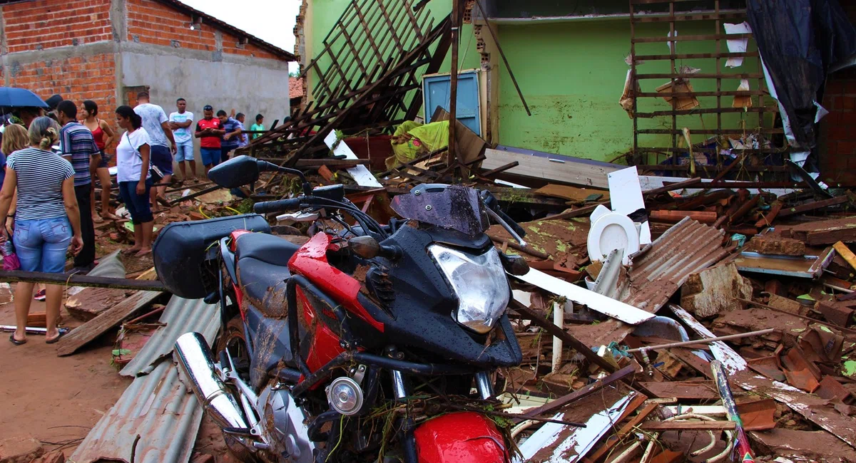 Carros e motos foram arrastados pela enxurrada