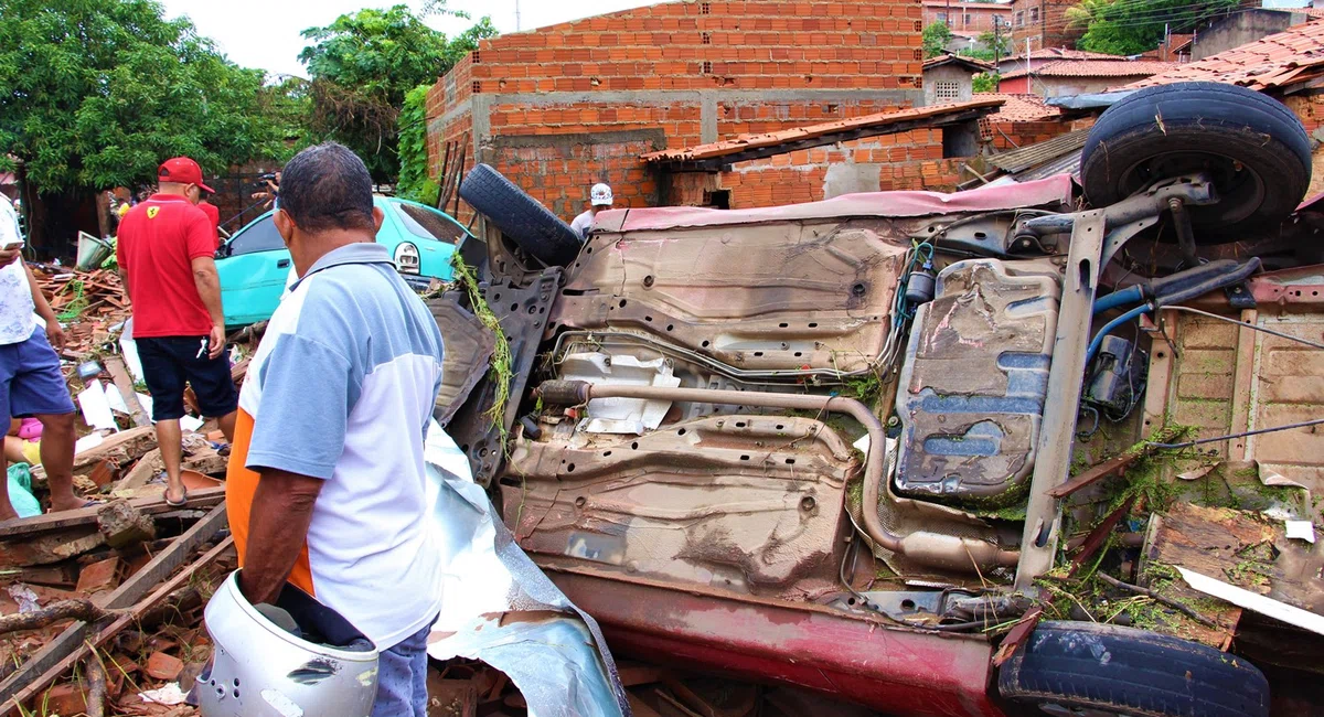 Carros foram arrastados pela enxurrada