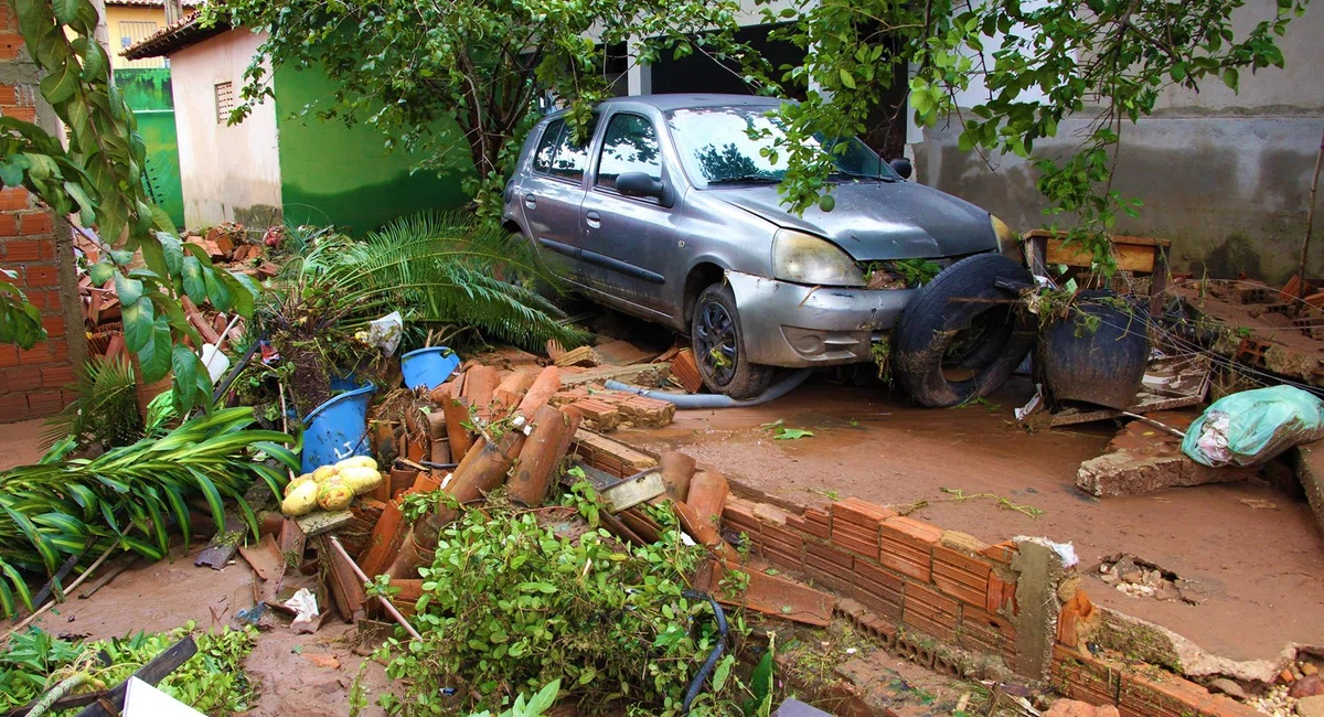 Carros foram arrastados pela enxurrada