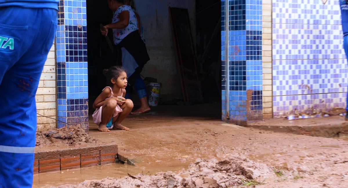 Enxurrada destrói casas do Parque Rodoviário em Teresina