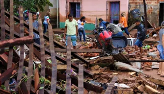 Enxurrada destrói casas do Parque Rodoviário em Teresina