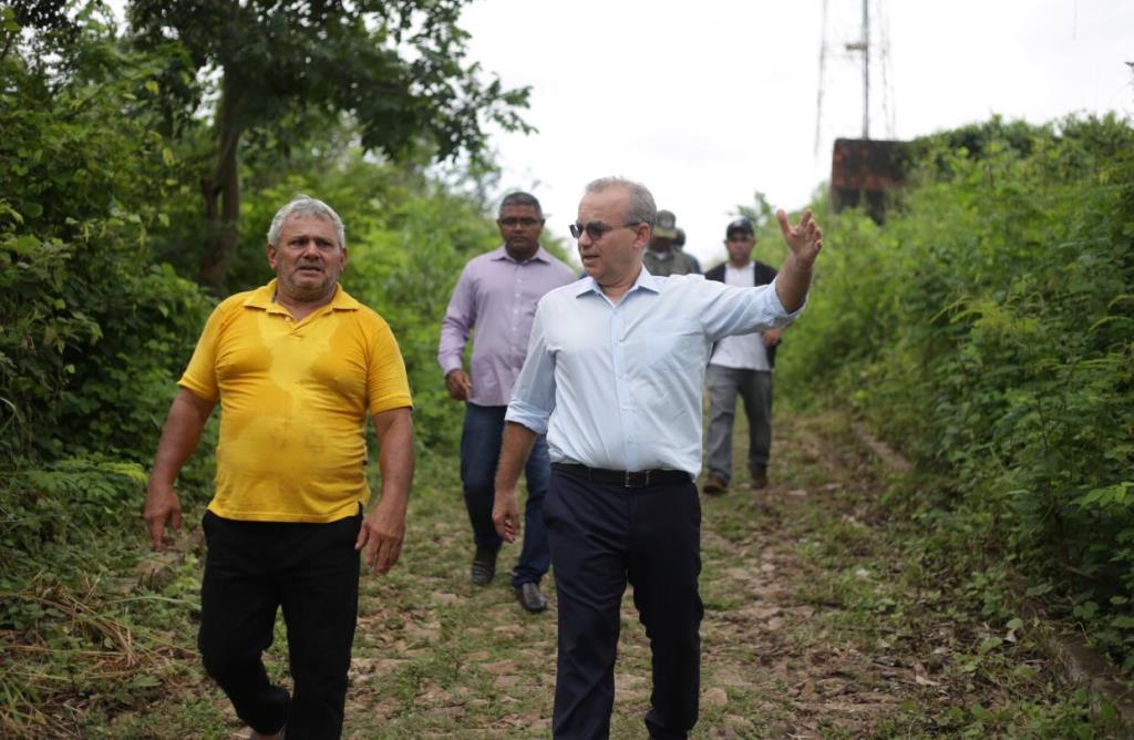 Prefeito Firmino Filho no local da tragédia