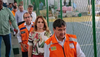 Governador visitou as vítimas da enchente no litoral neste sábado (6)