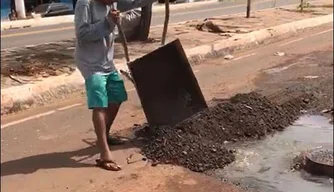 Morador tapa buraco de avenida de Picos e critica inércia do prefeito da cidade.