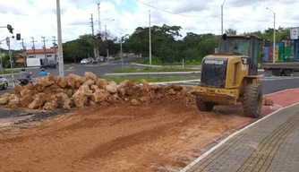 A SDU Leste está realizando reparo na alça da ponte