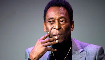 Ex-Jogador Pelé é submetido à cirurgia.