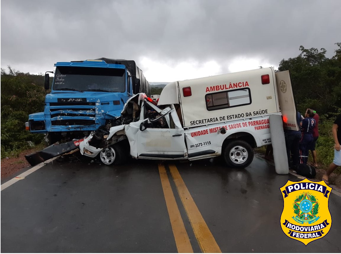 O acidente, que envolveu um caminhão e uma ambulância, resultou uma vítima fatal.