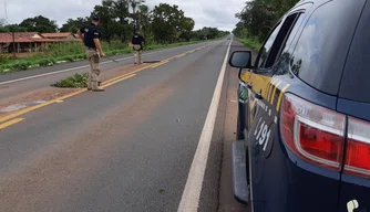 Os agentes da PRF estão orientando os condutores que passam pelo trecho da rodovia.