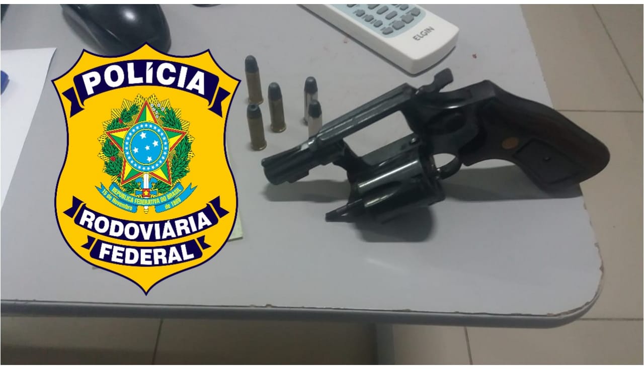 Uma revólver calibre 38 com munições foi encontrado no interior do veículo.