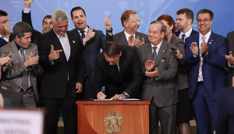 O presidente Jair Bolsonaro assinou o decreto em cerimônia realizada no Palácio do Planalto.