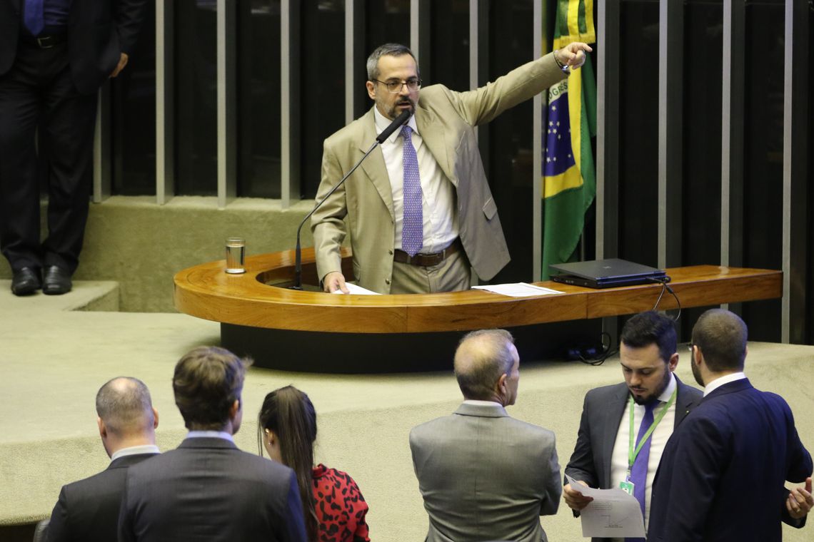 O ministro Abraham Weintraub foi convocado a participar de sessão plenária na Câmara dos Deputados.