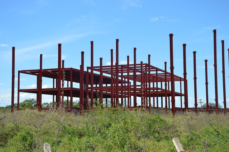 Obra do novo Hospital Regional de Picos está abandonada há 9 anos.