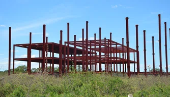 Obra do novo Hospital Regional de Picos está abandonada há 9 anos.