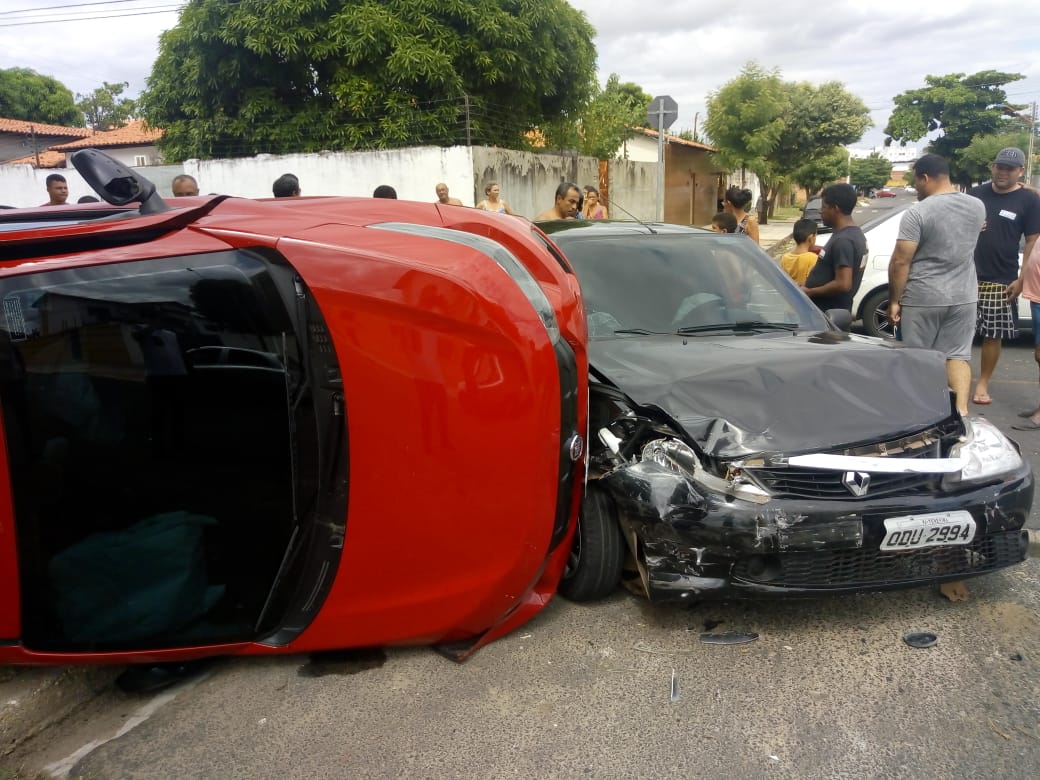 Carro tombou após colisão